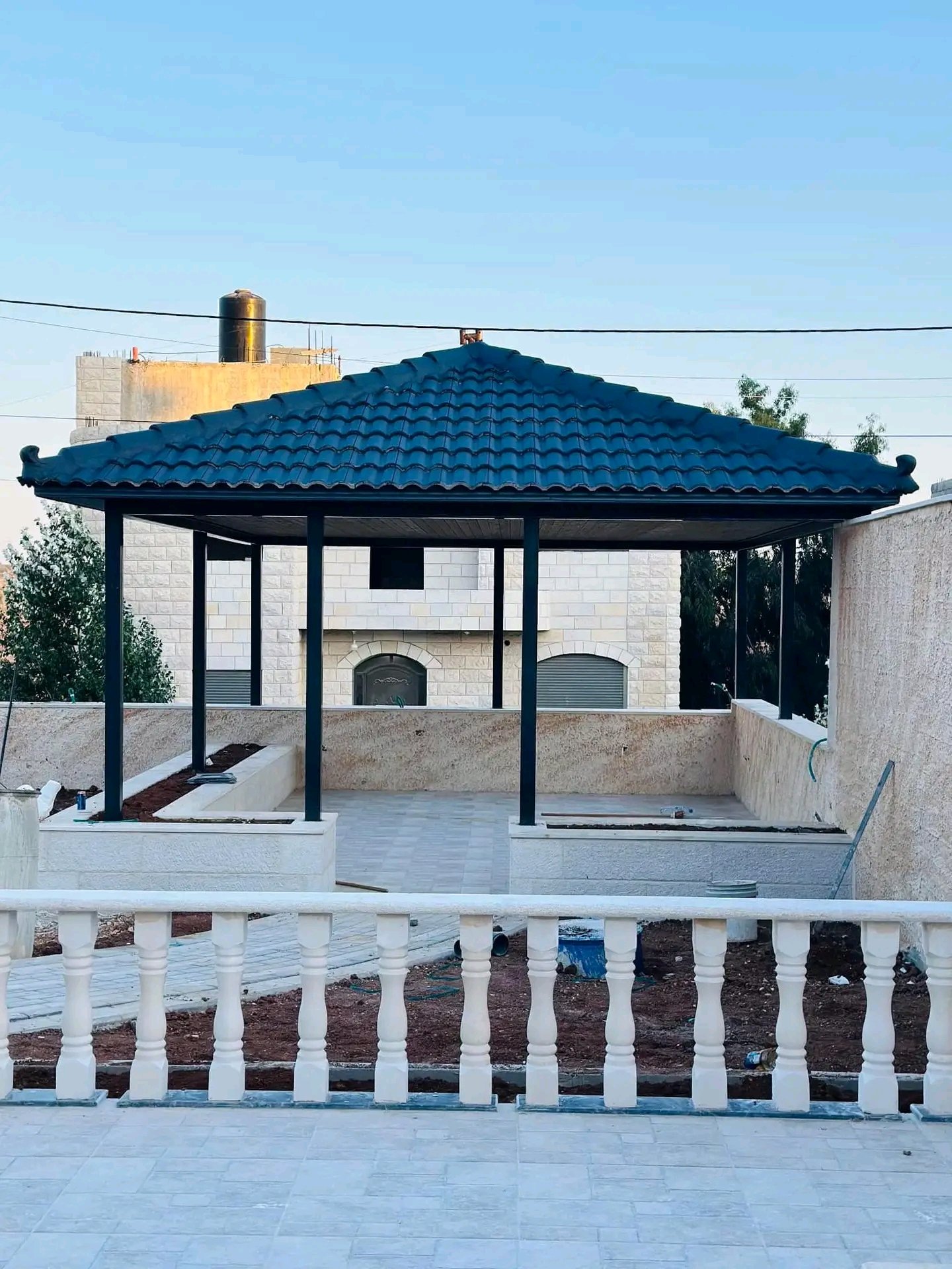 تركيب القرميد المعدني للأسطح والمداخل والاستراحات في حي التقوى بمكة