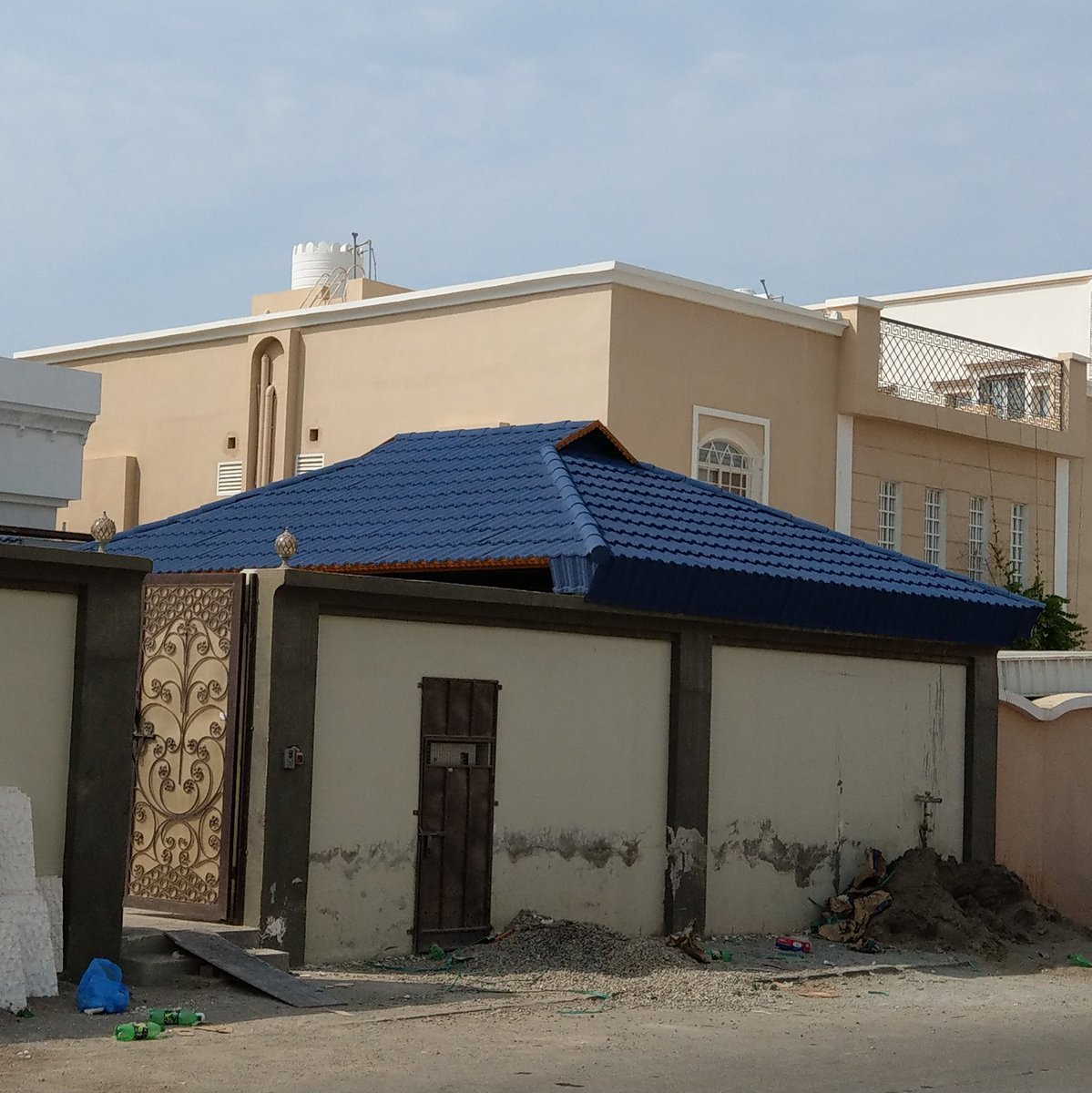 تركيب القرميد المعدني للأسطح والمداخل والاستراحات في حي البيبان بمكة